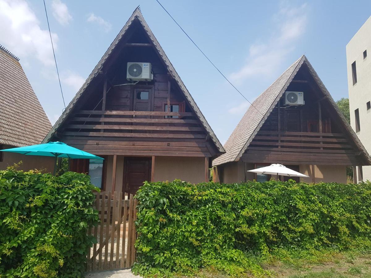 Casutele Intim Villa Костинещи Екстериор снимка